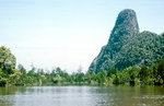 Mangrove und Insel in der Bucht von Phang-nga im Süden Thailands. Bild vom Dia. Aufnahme: Februar 1989.