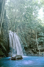 Wasserfall im Nationalpark Erawan  im westlichen Teil der Zentralregion von Thailand. Aufnahme: Februar 1989 (Bild vom Dia).