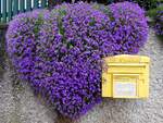 Blütenherz, bzw. Blumenverzierter Postkasten; 250401