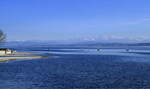 Unteruhldingen, Blick vom Bootshafen über den Bodensee zur Schweizer Seite mit den schneebedeckten Alpen, April 2025