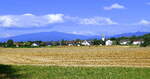 Blick von Westen auf March-Hugstetten im Breisgau und den Schwarzwald im Hintergrund, Juli 2025