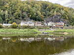 Die Elbwiesen bei Hřensko mit Spiegelung von Teilen des  Ortes in der Elbe am 16. Oktober 2021.