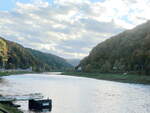 Die Elbe flussabwärts gesehen von Hřensko aus in Tschechien am 21.