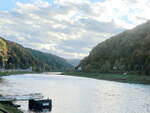 Die Elbe flussabwärts gesehen von Hřensko aus in Tschechien am 21. Oktober 2021.