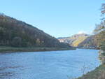 Die Elbe flussaufwärts gesehen von Hřensko aus in Tschechien am 21. Oktober 2021.