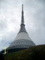 In diesem Turm auf dem Jesken (Liberec) befinden sich ein Hotel und ein Fernsehsender.