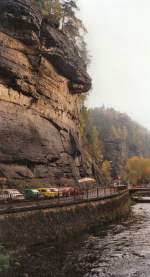 Felsenwelt der Schsich-Bhmischen Schweiz, hier in Hrensko (Herrnskretschen), Weg zur Edmundsklamm, Herbst 2000, analoges Foto, eingescannt