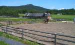 Blick zum Hochwald-Gipfel (Zittauer Gebirge) von Nordbhmen aus - im Vordergrund die Ranch bei Hermanice, Foto von 2004