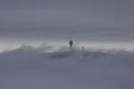 Über den Wolken und dann auch nur zeitweise daraus heraus ragend war der auf tschechischer Seite dem Fichtelberg gegenüber liegende Funkturm am 6.12.2014 zu sehen.