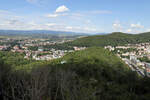 Vom Aussichtsturm Diana hat man einen weiten Überblick über den Talkessel der Teplá, an dem sich das Kurviertel von Karlovy Vary ausgebreitet hat.