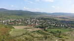 Aussicht von der Burg Boldogko auf den Ort Boldogkőváralja, Nordungarn (06.09.2018)