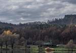 Der  Pécsi See  und die Berge die um dem Dorf  Orfű  liegen, anno am 12.11.2017 beim wolkigen Wetter 