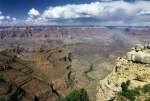 Grand Canyon. Weit geht der Blick vom Sdrand des Canyons. In der Mitte unten erkennt man den Bright Angel Trail (Lichtengelpfad), dem populrsten Wanderweg in das Canyoninnere. Aufnahme von 1987.