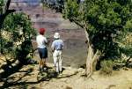 Grand Canyon. Sollen wir auch nach unten ins Innere des Canyons vordringen ? Nun, wir sind nur eine Stunde abgestiegen und waren froh, wieder oben am Sdrand heil angekommen zu sein. Aufnahme 1987.