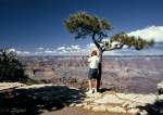 Grand Canyon. Wie alt mag diese Bergkiefer wohl schon sein ? Jedenfalls gibt sie einen schnen Vordergrund ab. Schade, dass man 1987 noch keine Digitalkamera hatte. Vieles wre einfacher und billiger gewesen.