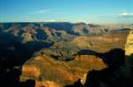 Die bereits sehr niedrig stehende Sonne hat die Schatten im Grand Canyon lang gemacht. Der Canyonboden und der Colorado River liegen bereits tief im Schatten. Juli 1998