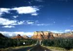 Oak Creek Canyon. Beeindruckende Felsformationen bei der Ortschaft Sedona, wo sich viele Knstler angesiedelt haben. Hier wurden auch viele Westernfilme gedreht und man glaubt, dass irgendwo am Horizont Indianer auftauchen knnten. Es blieb aber alles friedlich. Aufnahme 1987.