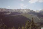 Im Nordwesten des US-Bundesstaates Colorado befindet sich der Rocky Mountain Nationalpark.Im Jahre 1859 kam Joel Estes und sein Sohn Milton erstmals in die Gegend (in ein großes Tal) 2o Meilen nördlich von Lyons. Ein Jahr später kamen sie wieder mit Ihren Familien in die Region und begannen eine Siedlung aufzubauen. Um 1909 plädierten meherere Umweltschützer, dieses Gebiet zu einen Nationalpark zu machen, welches im Jahre 1915 vollzogen wurde, als zehnter Nationalpark der USA. Ein Hauptgrund hierfür ist, das eindrittel des Parkes oberhalb der Baumgrenze (Tundra) liegt. Das Bild zeigt einen Blick auf die Berge des Nationalparks. Es entstand am 15. Juli 2006.