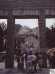 Eines der grten amerikanischen Sehenswrdigkeiten ist der in den Black Hills von South Dakota gelegene Mount Rushmore.