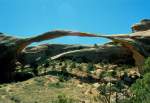 Der Landscape Arch im Arches National Park spannt sich elegant zwischen zwei Felsen.