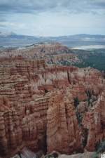 Im Sden des US Bundesstaates Utah liegt einer der wohl beeindruckensten Canyons dieser Erde: Der Bryce Canyon. Benannt nach den Siedler Ebenezer Bryce, welcher 1875 in das Paria Valley kam um Holzwirtschaft zu betreiben. Seine Nachbarn nannten den hinter seinen Haus gelegenen Canyon Bryce's Canyon. Tausende durch Erosion bearbeitete Sandsteine, genannt Hoodoos, scheinen aus der Erde zu wachsen und bilden einen atemberaubenden Blick auf diesen sagenhaften Canyon. Am 21. Juli 2006 besuchten wir auf unserer USA Reise von Denver in Colorado nach Los Angeles in Kalifornien den Bryce Canyon. Kurze Zeit vorher ging ein Regenschauer ber den Canyon nieder, wodurch die Farben des Sandsteines in einen schnen krftigen rot-orange erstrahlten. Das Bild entstand bei einen kleinen Spaziergang den Rim Trail entlang zwischen den Insperation Point und Sunset Point.