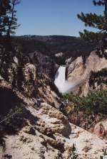 Im nordwestlichen Wyoming liegt der Yellowstone Nationalpark. Es handelt sich hierbei um den ältesten Nationalpark der Erde. Er wurde bereits im Jahr 1872 unter Naturschutz gestellt. Mit einer Fläche von 8987 m² gehört er auch zu den größten Nationalparks. Seinen Namen erhielt er durch das gelbe Gestein welches man im Grand Canyon des Yellowstone vorfinden kann. Seit den Jahre 1978 gehört er auch zum UNESCO Weltnaturerbe. Auf den Bild ist ein Blick über den namensgebenden Grand Canyon des Yellowstone zum Lower Fall (Unteren Wasserfall)zu sehen. Die Aufnahme entstand am 18. Juli 2006 bei unserer Rundreise durch die USA.