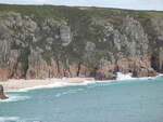 Porthcurno Beach, ein malerischer, abgelegener Strand mit türkisgrünem Wasser vor einem aufragenden Steilufer aus Granitfelsen am 15.09.2012. Wird oft als einer der schönsten Strände in Cornwall bezeichnet.