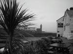 Das gemtliche Pub  The Ship Inn  befindet sich nrdlich des natrlichen Hafenbeckens von Porthleven, im Hintergrund sieht man die Kirche von Porthleven.