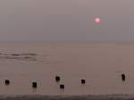 Sonnenuntergang und Stelen - nahe dem Central Pier in Blackpool.