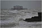 Der Sturm und das Meer rütteln an der Ruine des abgebrannten Pier von Brighton.