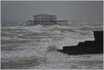 Der Sturm und das Meer rütteln an der Ruine des abgebrannten Pier von Brighton.
(02.05.2018) 