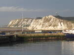 Die Kreidefelsen von Dover am 17.09.2012. Die im Englischen  White Cliffs of Dover  genannten Felsen befinden sich am schmalsten Teil des Ärmelkanals und bestehen aus purem weißem Kalziumkarbonat, durchsetzt mit schwarzem Feuerstein.