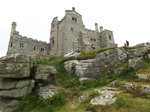 Cornwall am 16.6.2016: St. Michael’s Mount ist eine Gezeiteninsel in Cornwall an der Südwestspitze Englands am Ärmelkanal, die 366 m vor dem Ort Marazion liegt. Sie ist entweder per Fähr-Boot oder, bei Niedrigwasser (Ebbe), über einen schmalen Damm von Marazion aus zu erreichen. Die Sehenswürdigkeit ähnelt dem Mont Saint-Michel im Norden Frankreichs, ist allerdings weniger bekannt. 