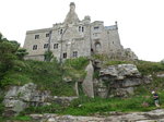 Cornwall am 16.6.2016: St. Michael’s Mount  ist eine Gezeiteninsel in Cornwall an der Südwestspitze Englands am Ärmelkanal, die 366 m vor dem Ort Marazion liegt. Sie ist entweder per Fähr-Boot oder, bei Niedrigwasser (Ebbe), über einen schmalen Damm von Marazion aus zu erreichen. Die Sehenswürdigkeit ähnelt dem Mont Saint-Michel im Norden Frankreichs, ist allerdings weniger bekannt. 