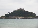 Cornwall am 16.6.2016: St. Michael’s Mount  ist eine Gezeiteninsel in Cornwall an der Südwestspitze Englands am Ärmelkanal, die 366 m vor dem Ort Marazion liegt. Sie ist entweder per Fähr-Boot oder, bei Niedrigwasser (Ebbe), über einen schmalen Damm von Marazion aus zu erreichen. Die Sehenswürdigkeit ähnelt dem Mont Saint-Michel im Norden Frankreichs, ist allerdings weniger bekannt. 