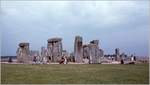 Stonehenge im Sommer 1977. Damals war es noch möglich, zwischen den Steinen herumzuschlendern oder herumzuklettern. Erst 1986 wurde Stonehenge Weltkulturerbe. 
Scan vom Dia.