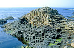 Giant’s Causeway an der Nordküste Nordirlands. Bild vom Dia. Aufnahme: Juni 1991.