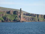 Die 137m hohe Felsennadel Old Man of Hoy, auf der gleichnamigen Insel. Vorbeifahrt am 13.07.2026.