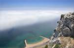 Gibraltar - Blick von Upper Rocks mit nebliger Luftströmung vom Meer.