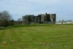 Die eindrcklich gut erhaltene Burgruine Carew Castle.