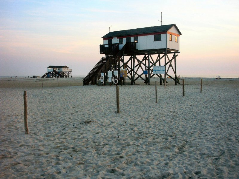 Toiletten und Gaststtten, alles auf Pfahlbauten am Strand von St. Peter-Ording, Sommer 2003