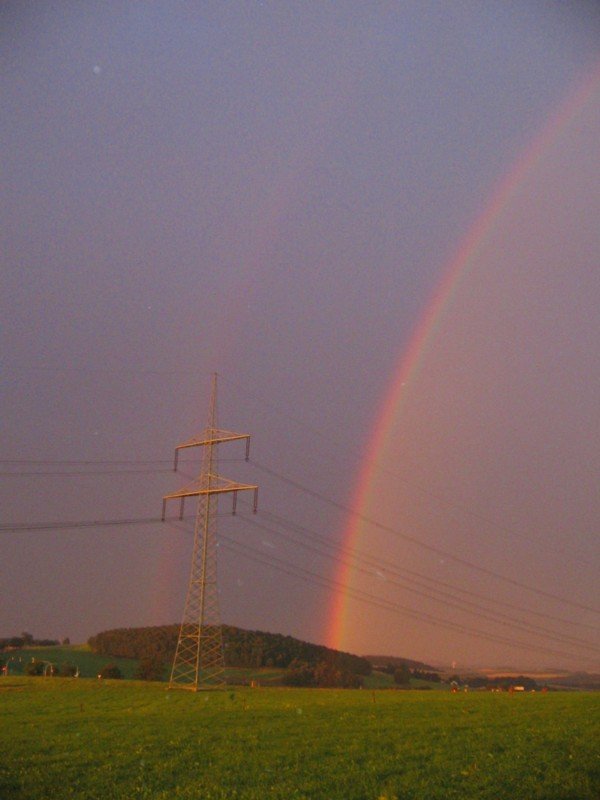 Traumhafter doppelter Regenbogen nach einem Gewitterguss ber dem Zwnitztal, 20.07.07
Links neben dem 380er Mast nur schwach zu sehen ein zweiter Regenbogen.