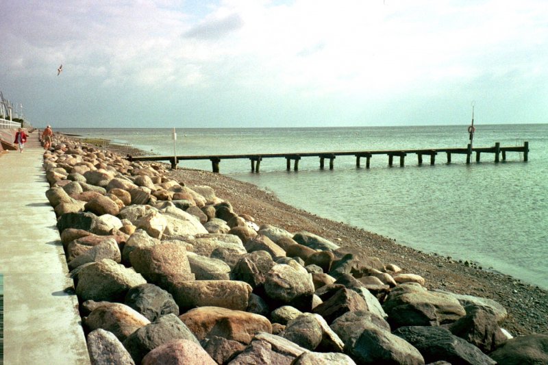 Travemnde: Hier ein sehr steiniger Strandabschnitt fr Hartgesottene, Sommer 2003