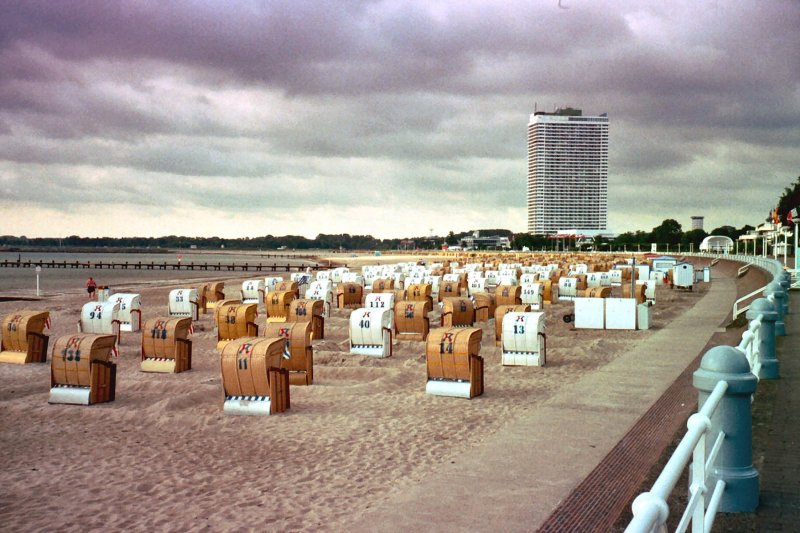 Travemnde, Sommer 2004. Es sieht am Strand nicht nach Badewetter aus