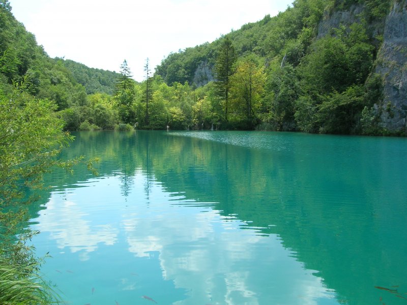 Trkisfarbenes Wasser durch Kalkablagerung im Gestein