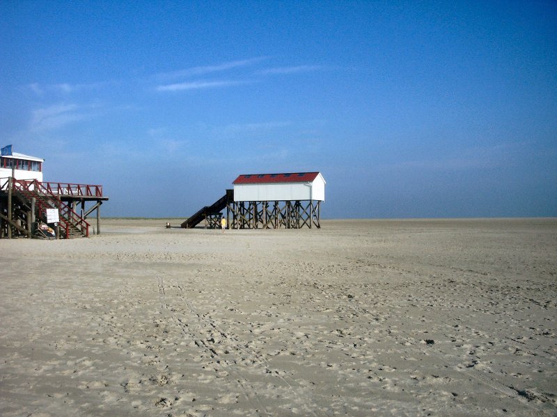 Typische Strandbauten am Sandstrand vom St. Peter-Ording, Sommer 2003