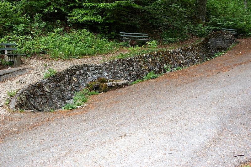 ber einen schnen Wanderweg ist die Eyachquelle von Pfeffingen aus erreichbar. Seit 1949 ist die Quelle in dieser Form gefasst. Foto vom 4. Mai 2007.