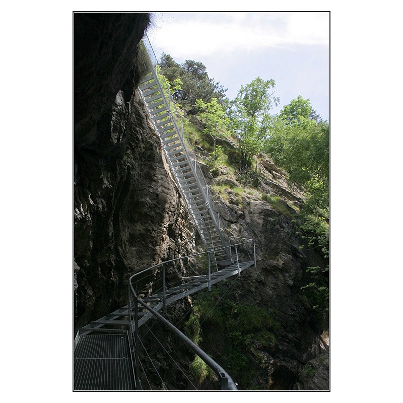 ber diese filigrane Treppe geht es runter in die Jolibachchlucht. Der Weg schwebt ber dem Bach. Wer den BLS Sdrampen Hhenweg entlang wandert, sollte unbedingt einen Abstecher in diese Schlucht machen. Auch der Weg durch die Schlucht ist usserst erlebnisreich. Zusammen mit einem kanaliserten Wasserlauf geht es auch durch einen kurzen Felstunnel (Licht einschalten!). 19.05.2008 (Matthias)