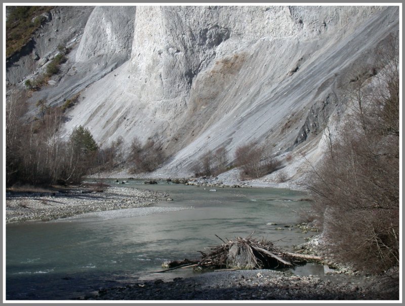 Unberhrte Flusslandschaft in der Vorderrheinschlucht. (04.03.2007)