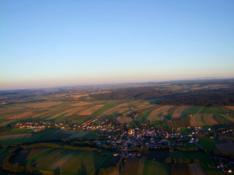  Unendliche Weiten des INNVIERTEL´s  in ~2000mtr. ber Null; Hinter der Ortschaft WENG kann man den Kobernausser, u. Hausruck-Wald bzw. weiter dahinter die Gebirgskette im Salzkammergut erkennen;080818